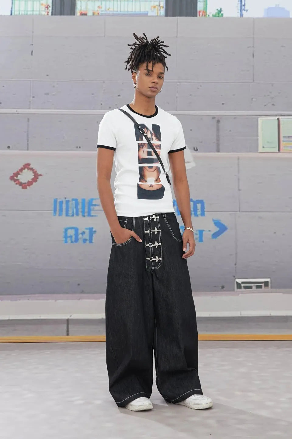 Airplane Buckle Curved Baggy Jeans