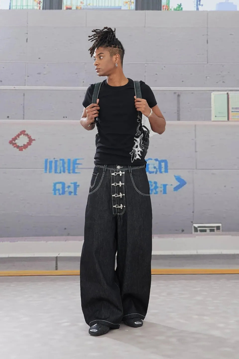 Airplane Buckle Curved Baggy Jeans