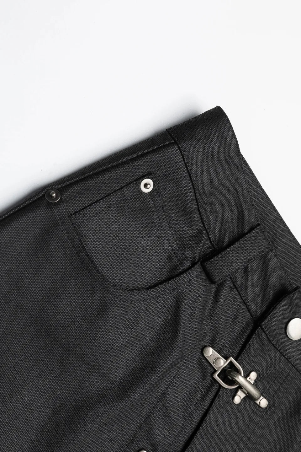 FRKM SCD デニムの詳細。鈍い光沢を放つワックスの質感と、重厚なメタルバックルのディテール