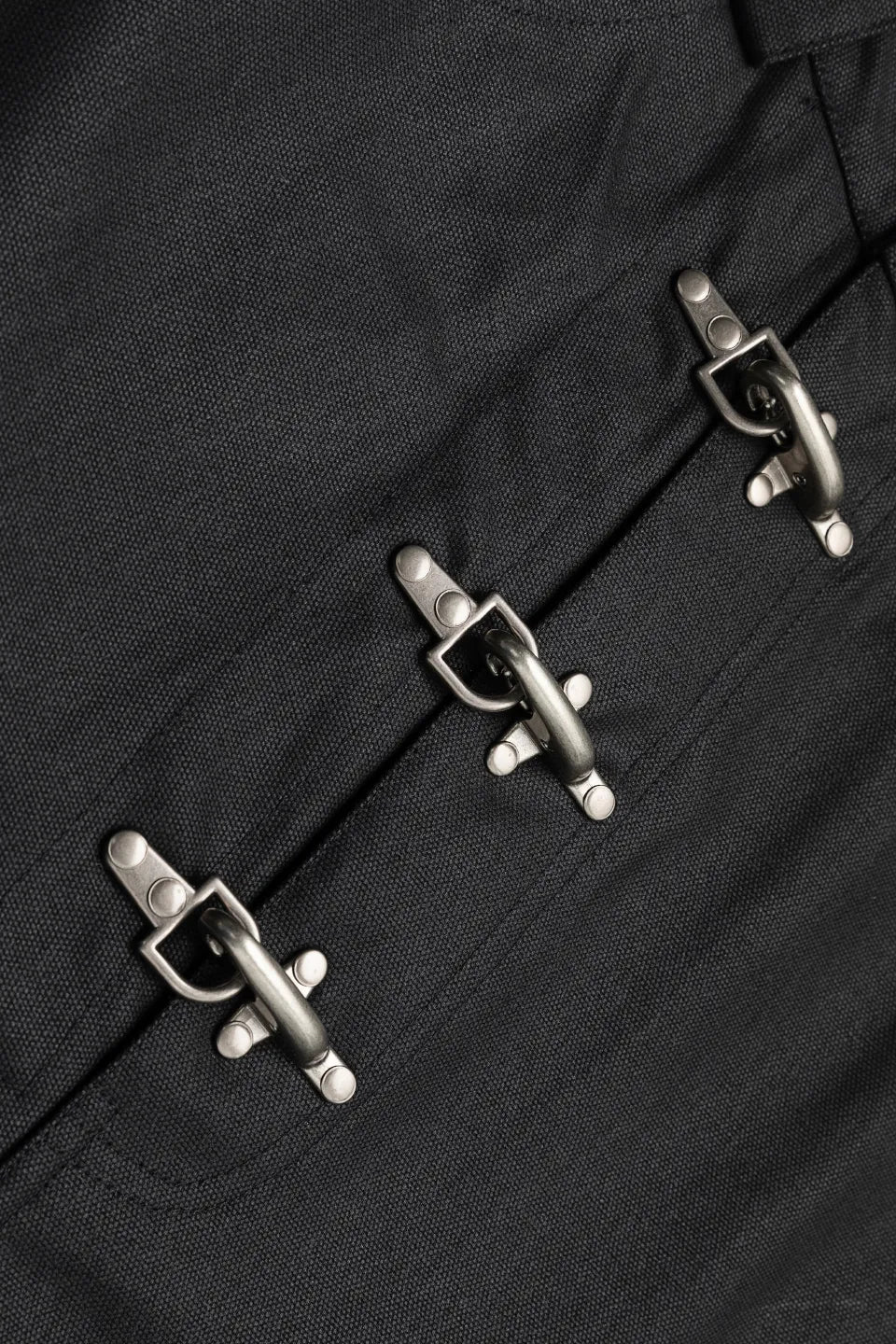 FRKM SCD デニムの詳細。鈍い光沢を放つワックスの質感と、重厚なメタルバックルのディテール