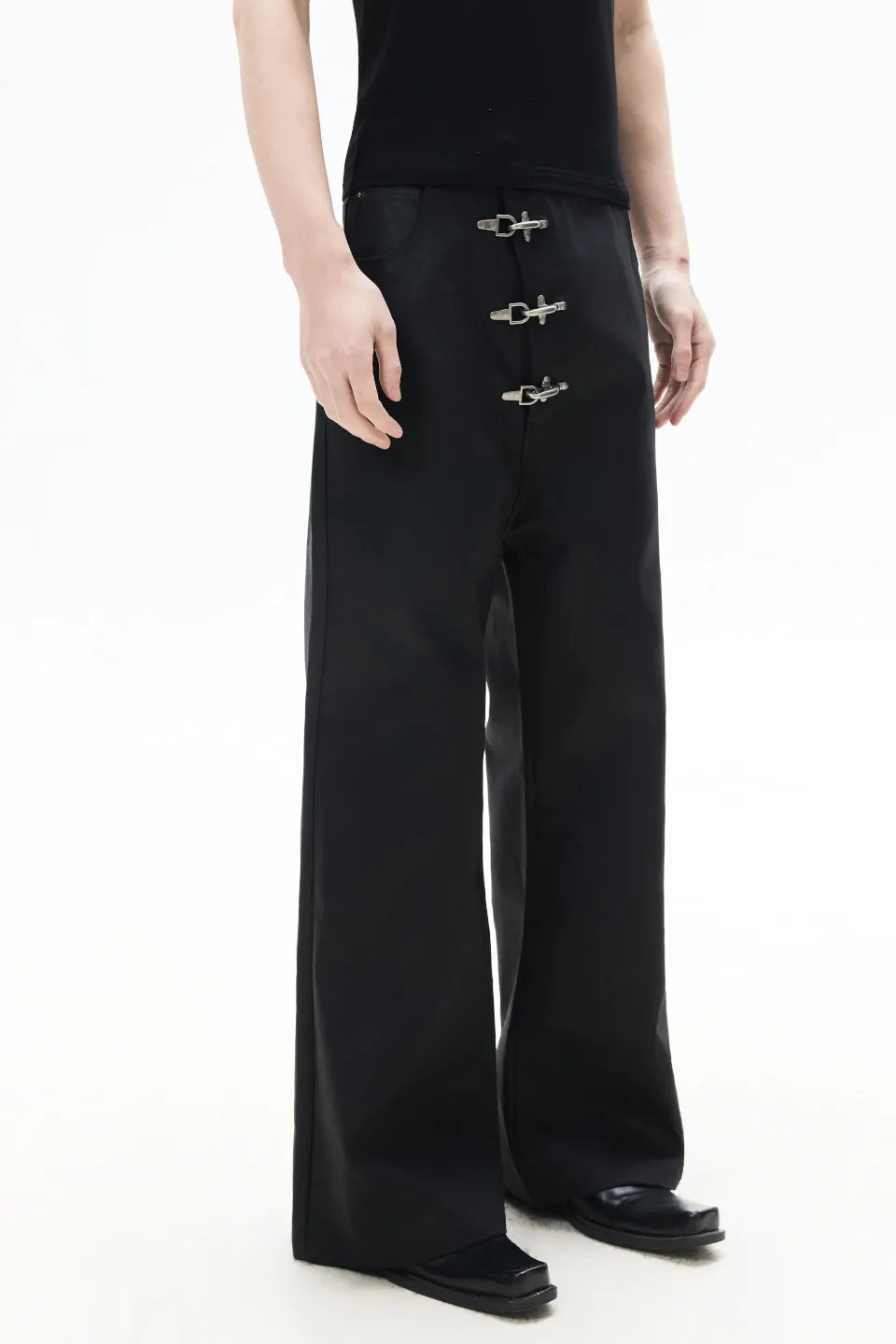 Aviator Buckle Waxed Denim。膝周りに立体感を持たせた、ソリッドで男らしいストレートシルエット