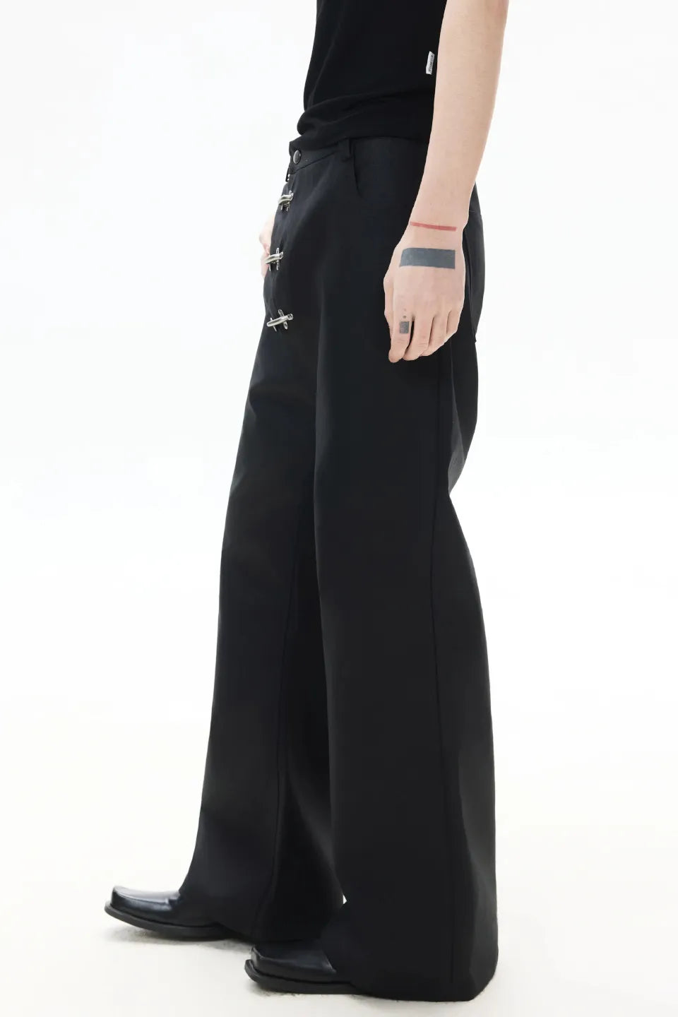 Aviator Buckle Waxed Denim。膝周りに立体感を持たせた、ソリッドで男らしいストレートシルエット