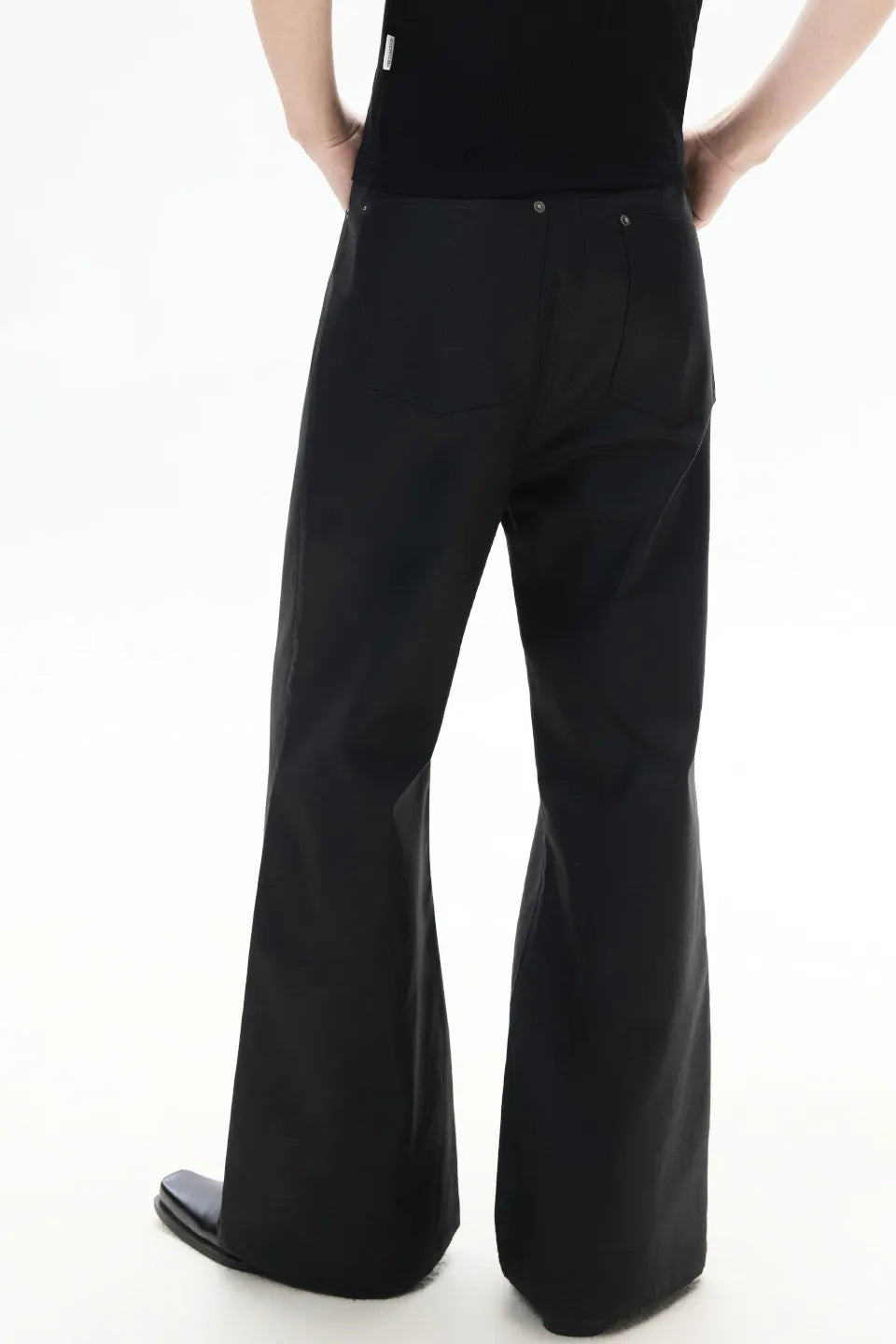 Aviator Buckle Waxed Denim。膝周りに立体感を持たせた、ソリッドで男らしいストレートシルエット