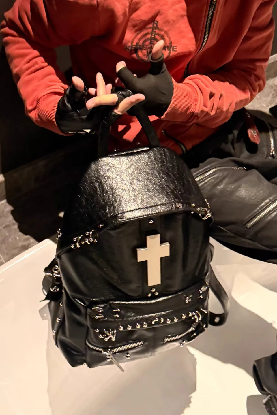 Hardware Backpack。多機能なサイドポケットと、スタッズが打ち込まれたタクティカルなショルダーストラップ