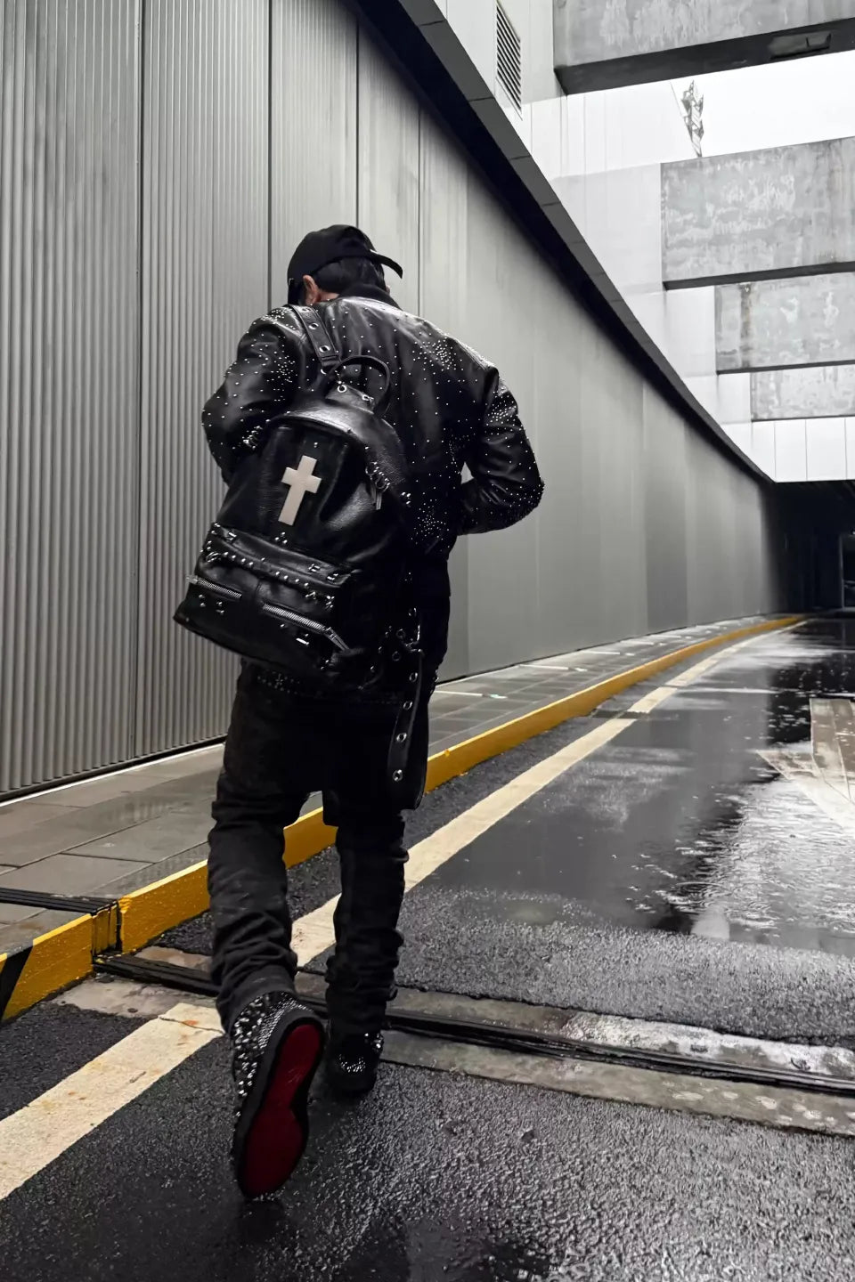 Hardware Backpack。多機能なサイドポケットと、スタッズが打ち込まれたタクティカルなショルダーストラップ