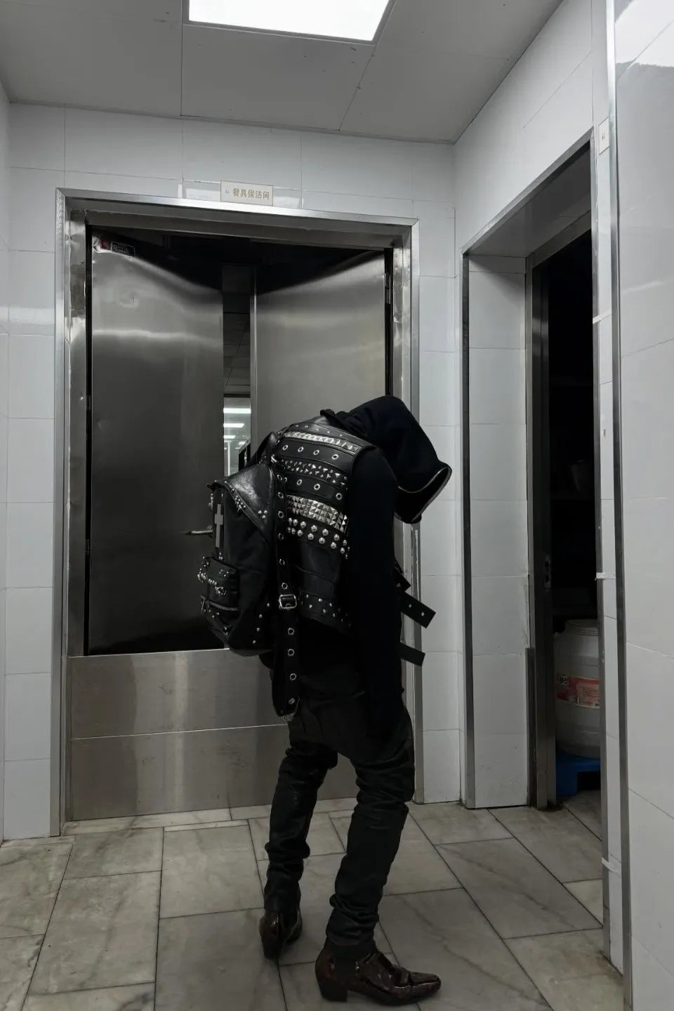 Hardware Backpack。多機能なサイドポケットと、スタッズが打ち込まれたタクティカルなショルダーストラップ