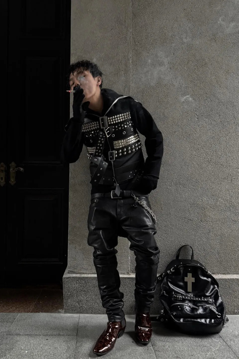 Hardware Backpack。多機能なサイドポケットと、スタッズが打ち込まれたタクティカルなショルダーストラップ