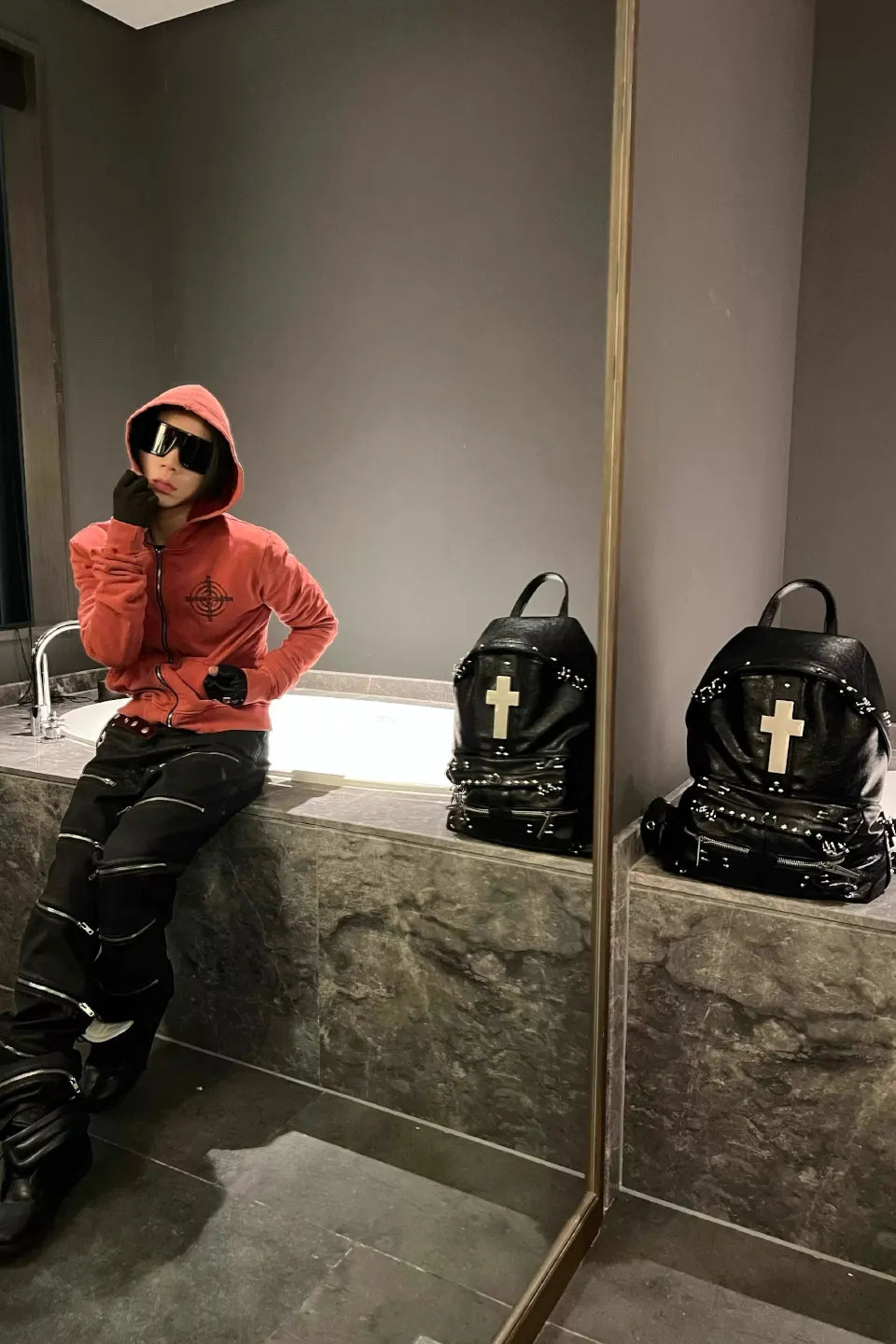 Hardware Backpack。多機能なサイドポケットと、スタッズが打ち込まれたタクティカルなショルダーストラップ