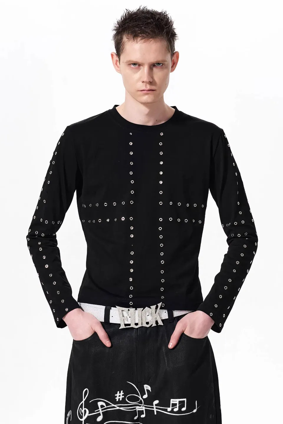 FOURTH3EX Cross Eyelet LS Tee - フロントに銀色のハトメでクロスがデザインされたブラックロンT正面