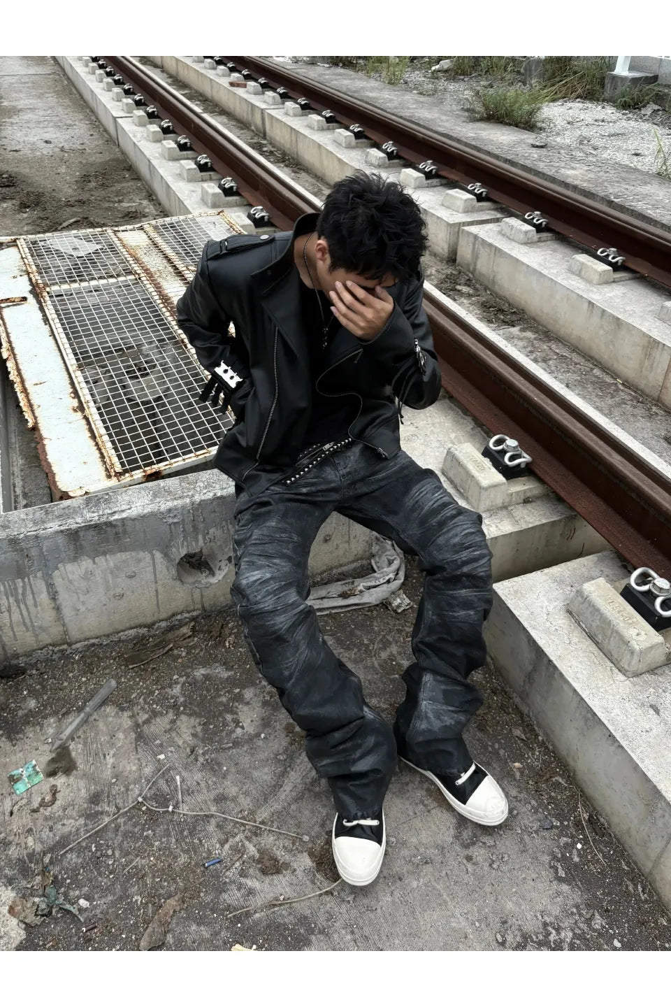 Curved Bamboo Joint Washed Brushed Wax 3D Jeans