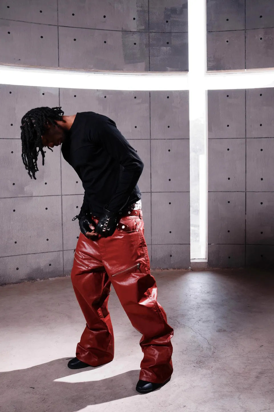 Liquid Metal Red Pants。脚のラインを美しく見せるストレートシルエットと、ウエスト付近のЯЁDロゴのディテール