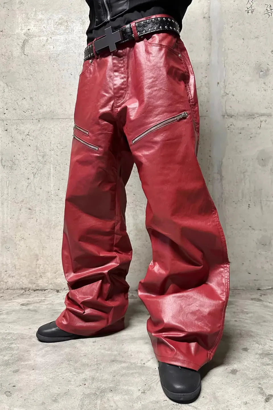 Liquid Metal Red Pants。脚のラインを美しく見せるストレートシルエットと、ウエスト付近のЯЁDロゴのディテール