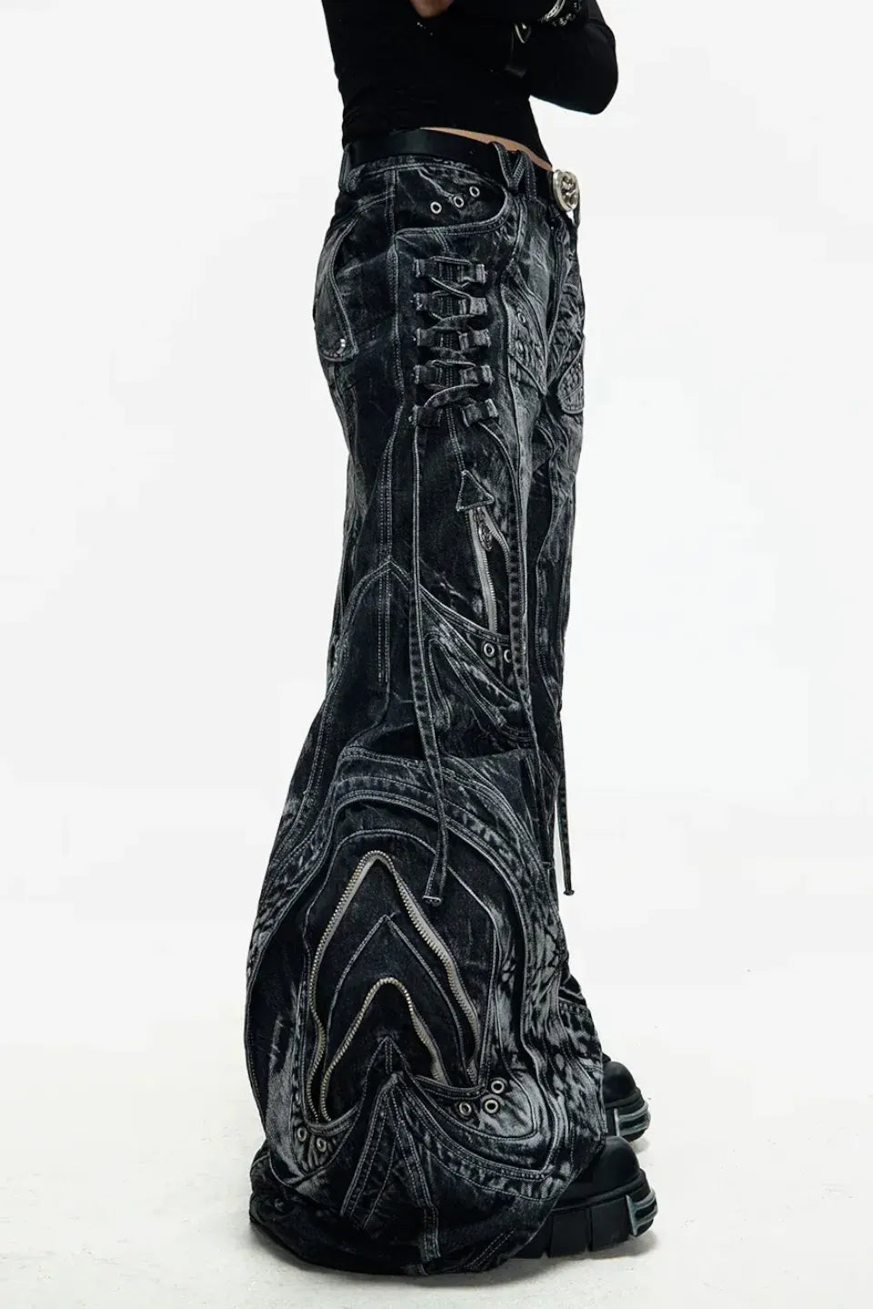 PERSONSOUL Deconstructed Exaggerated Flared Patchwork Jeans - 複雑なパッチワークと裾の劇的な広がりが特徴の解体再構築フレアデニム