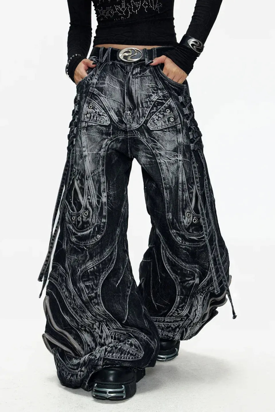 PERSONSOUL Deconstructed Exaggerated Flared Patchwork Jeans - 複雑なパッチワークと裾の劇的な広がりが特徴の解体再構築フレアデニム正面