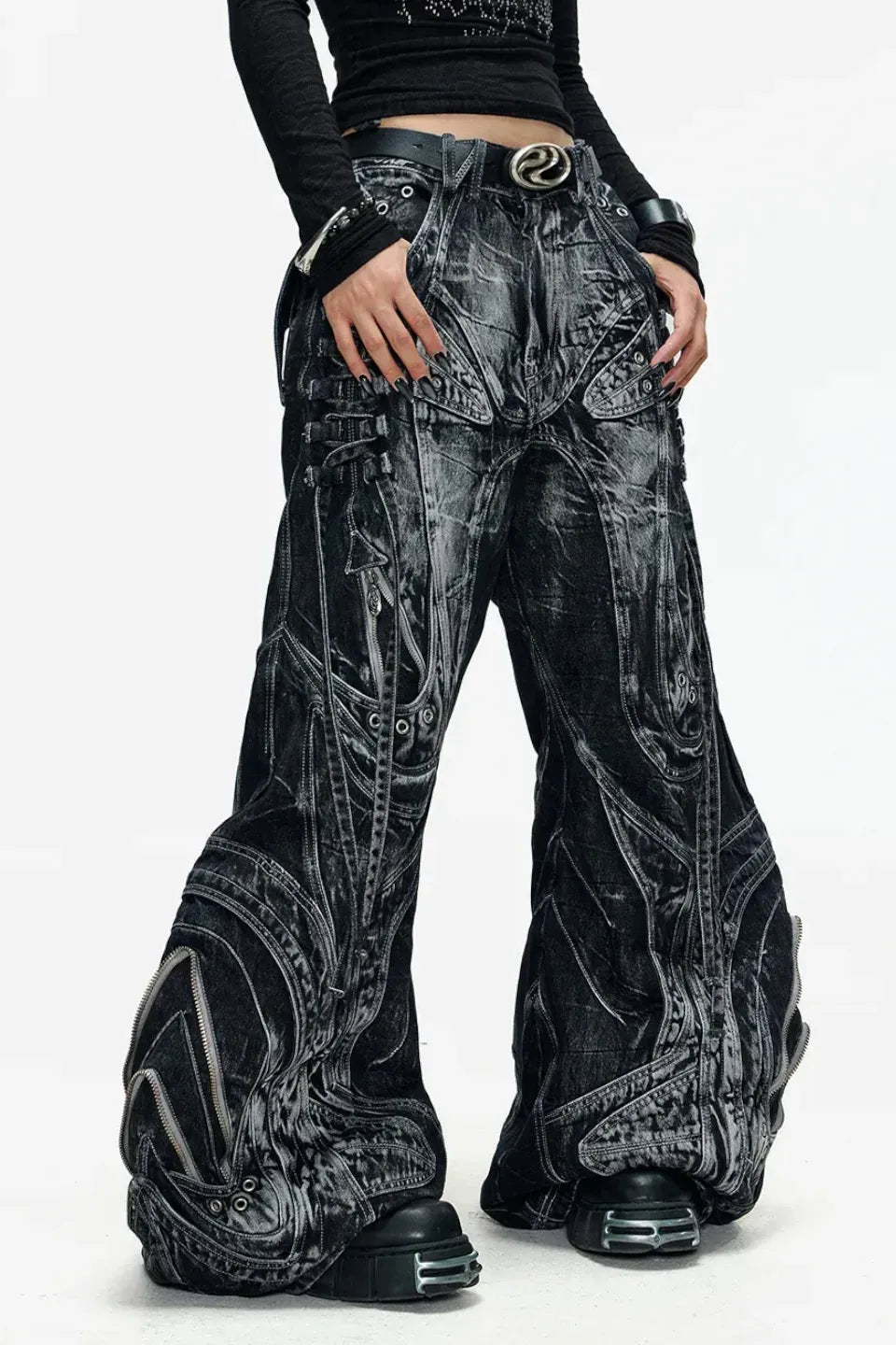 PERSONSOUL Deconstructed Exaggerated Flared Patchwork Jeans - 複雑なパッチワークと裾の劇的な広がりが特徴の解体再構築フレアデニム正面