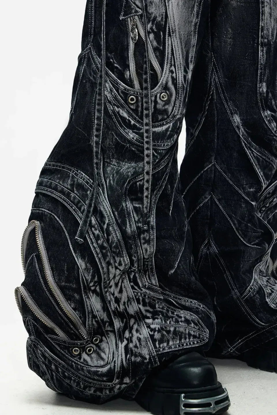 PERSONSOUL Deconstructed Exaggerated Flared Patchwork Jeans - 複雑なパッチワークと裾の劇的な広がりが特徴の解体再構築フレアデニム