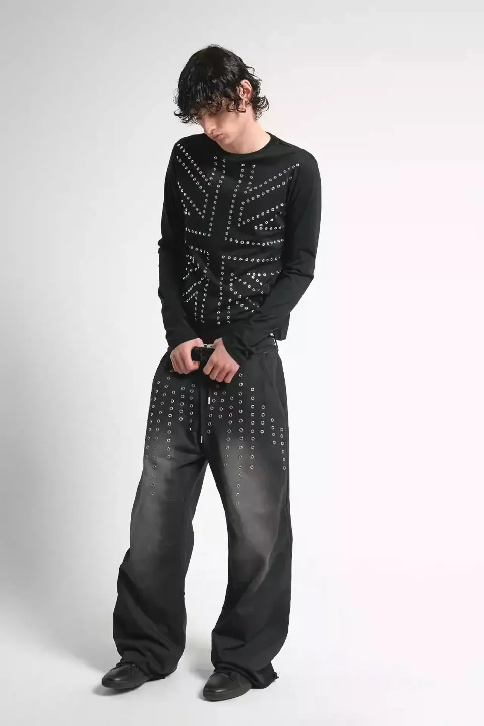 noEmosen Tシャツの詳細。精緻に打ち込まれたダイヤモンドパターンのスタッズと、ヴィンテージライクな生地の質感