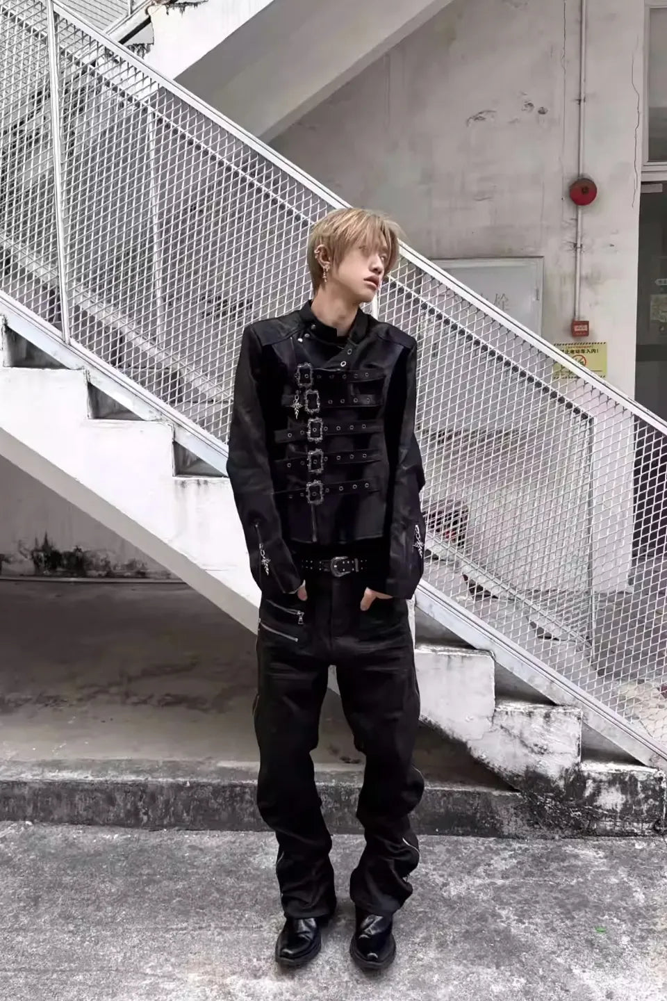 TH4SWE Lace Up Leather Napoleon Jacket - フロントのボタン装飾とサイドのレースアップが特徴のブラックレザージャケット正面