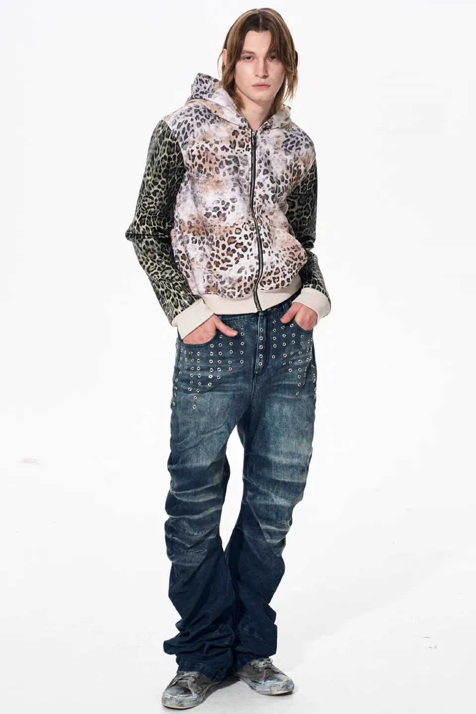 Punk Studded Hoodie。肩の落ちたドロップショルダーと、ボリュームのあるスリーブが作るバギーなシルエット