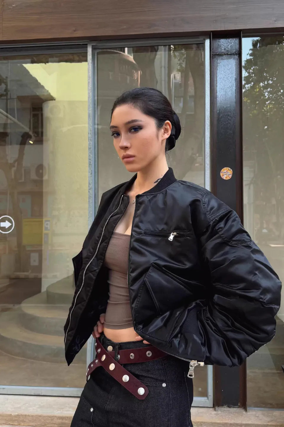 REBEL WAVE ベルトの詳細。重厚なレザーの質感と、規則正しく配置されたスナップボタンの金属光沢