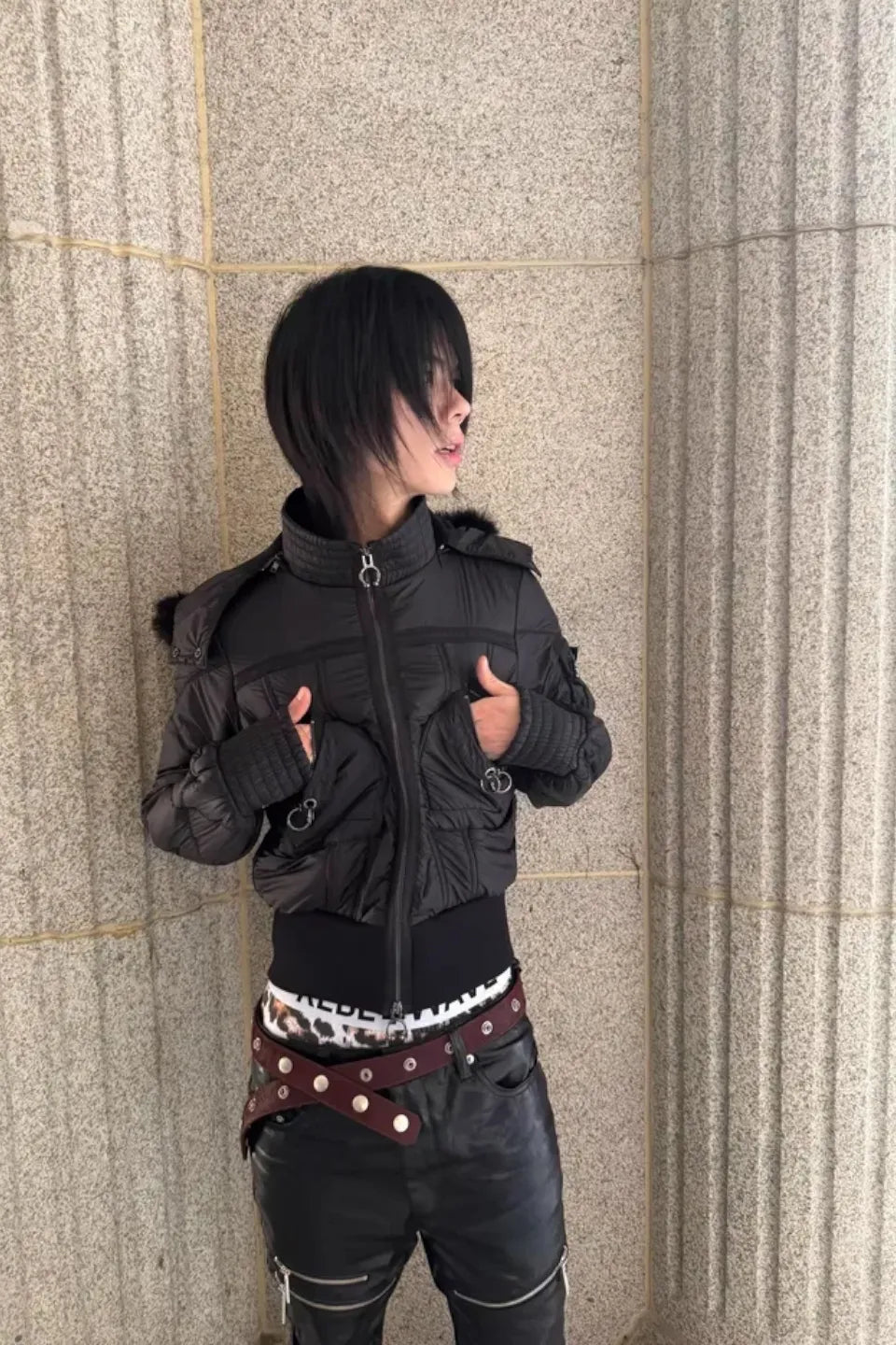 REBEL WAVE ベルトの詳細。重厚なレザーの質感と、規則正しく配置されたスナップボタンの金属光沢