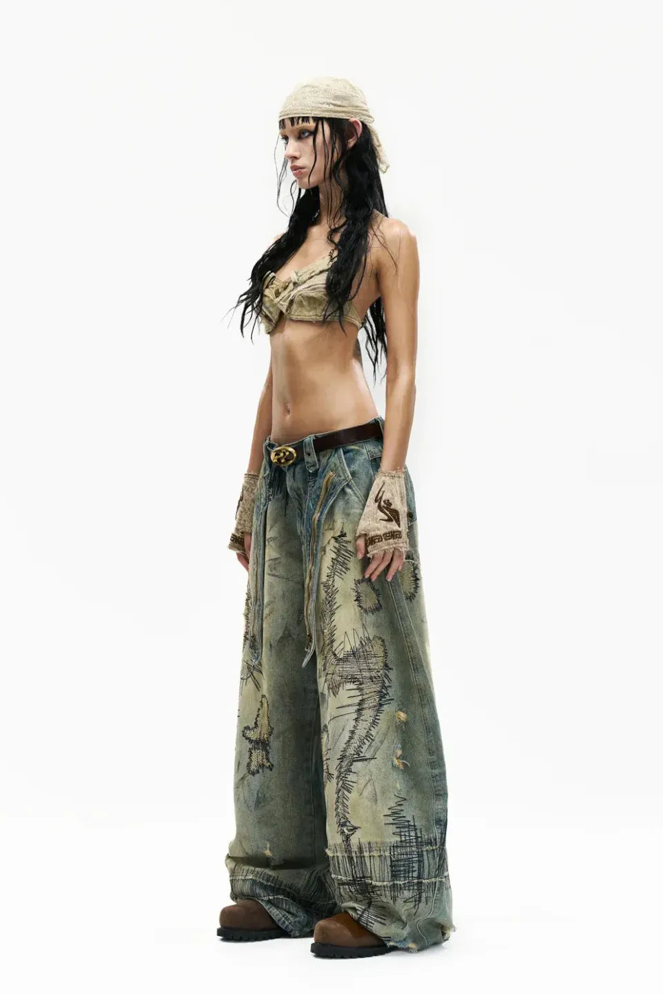 Stain Embroidery Curved Jeans