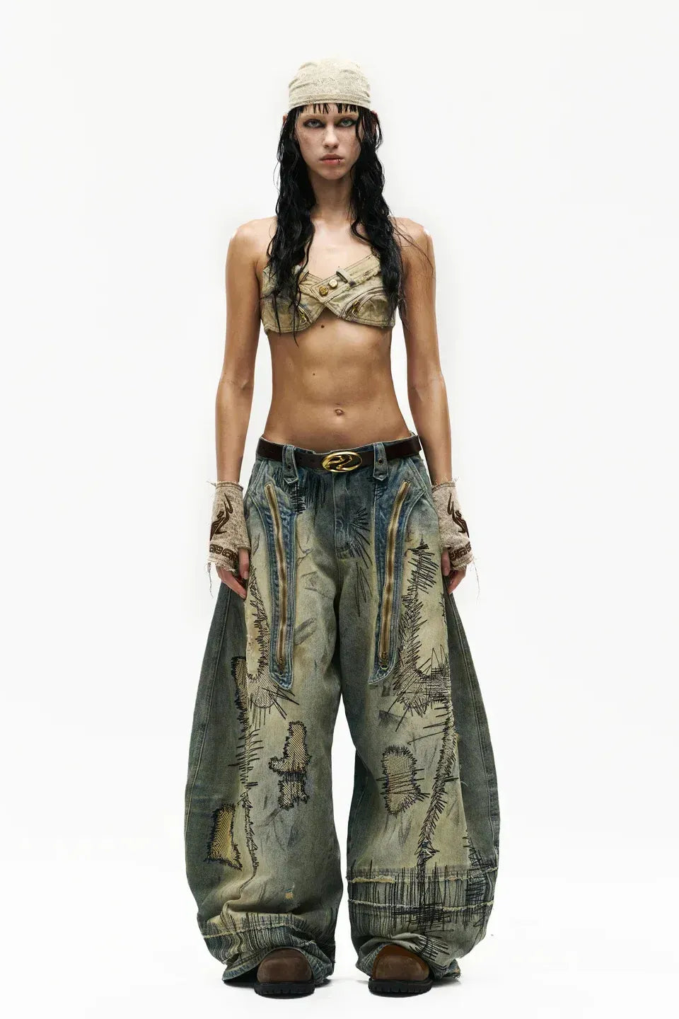 Stain Embroidery Curved Jeans