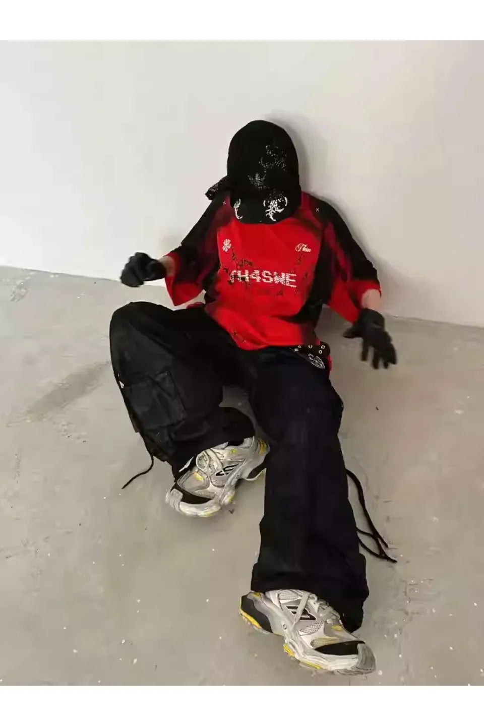 Thorn Pattern Dirty Art Studded Jersey T-shirt