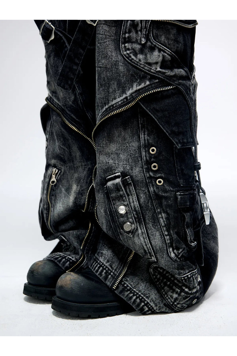 A Line Baggy Jeans with Hardware Details