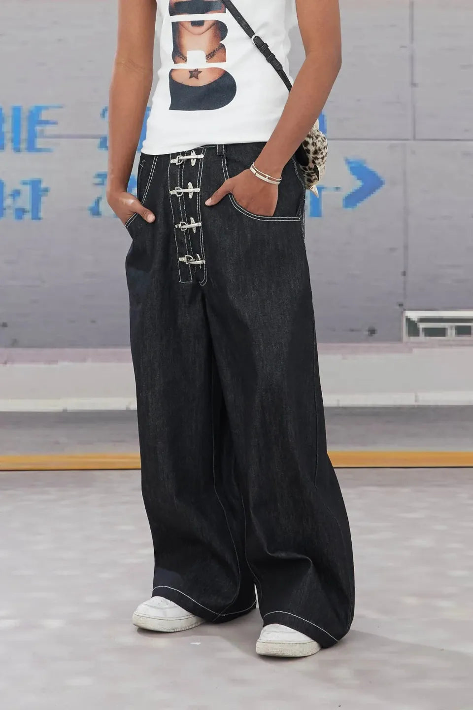 Airplane Buckle Curved Baggy Jeans