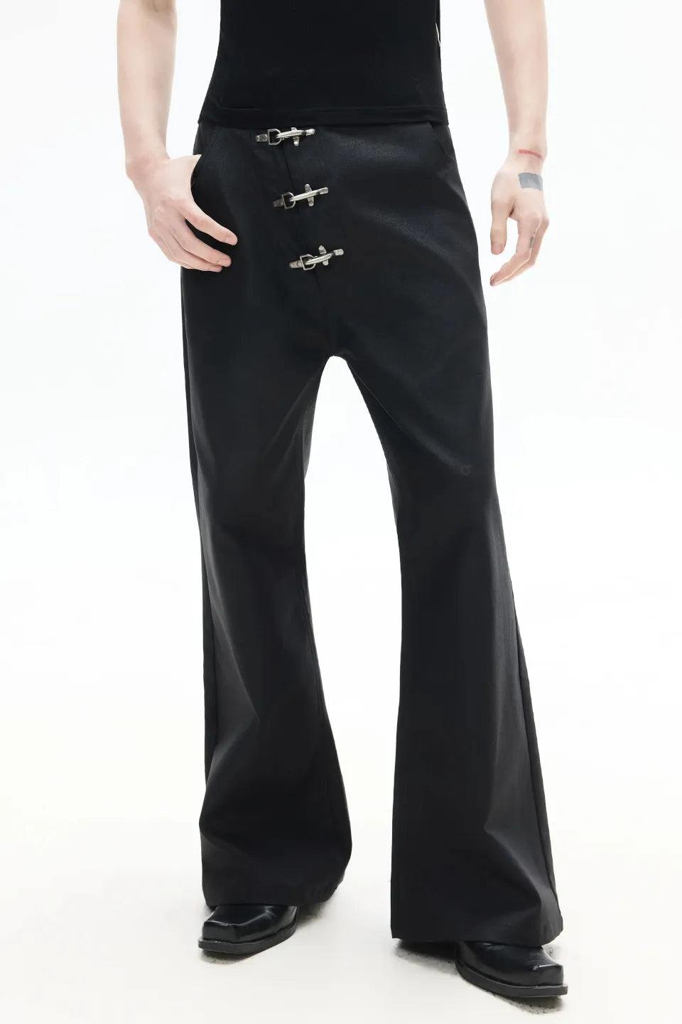 FRKM SCD Aviator Buckle Waxed Denim - 膝にバックルが配されたブラックワックスコーティングデニム正面