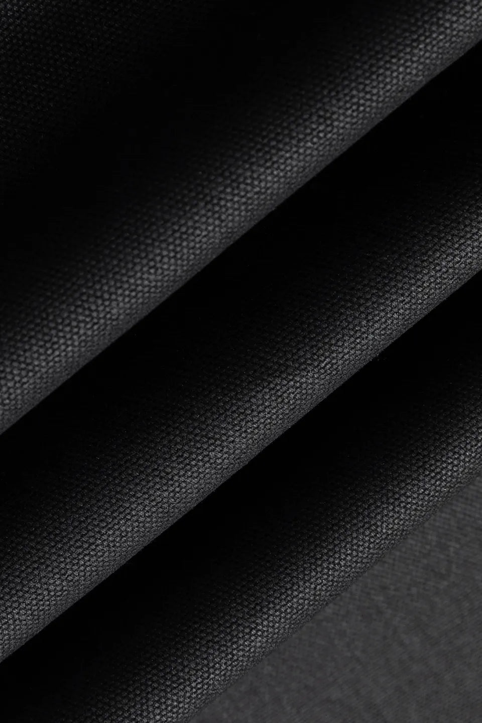 FRKM SCD デニムの詳細。鈍い光沢を放つワックスの質感と、重厚なメタルバックルのディテール