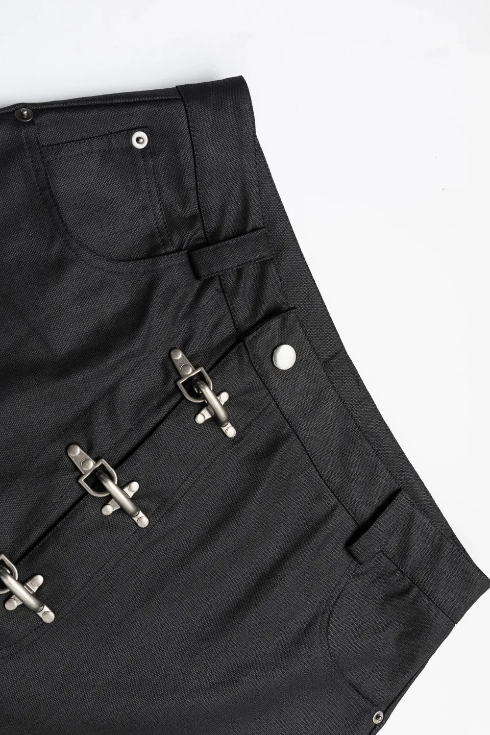 FRKM SCD デニムの詳細。鈍い光沢を放つワックスの質感と、重厚なメタルバックルのディテール