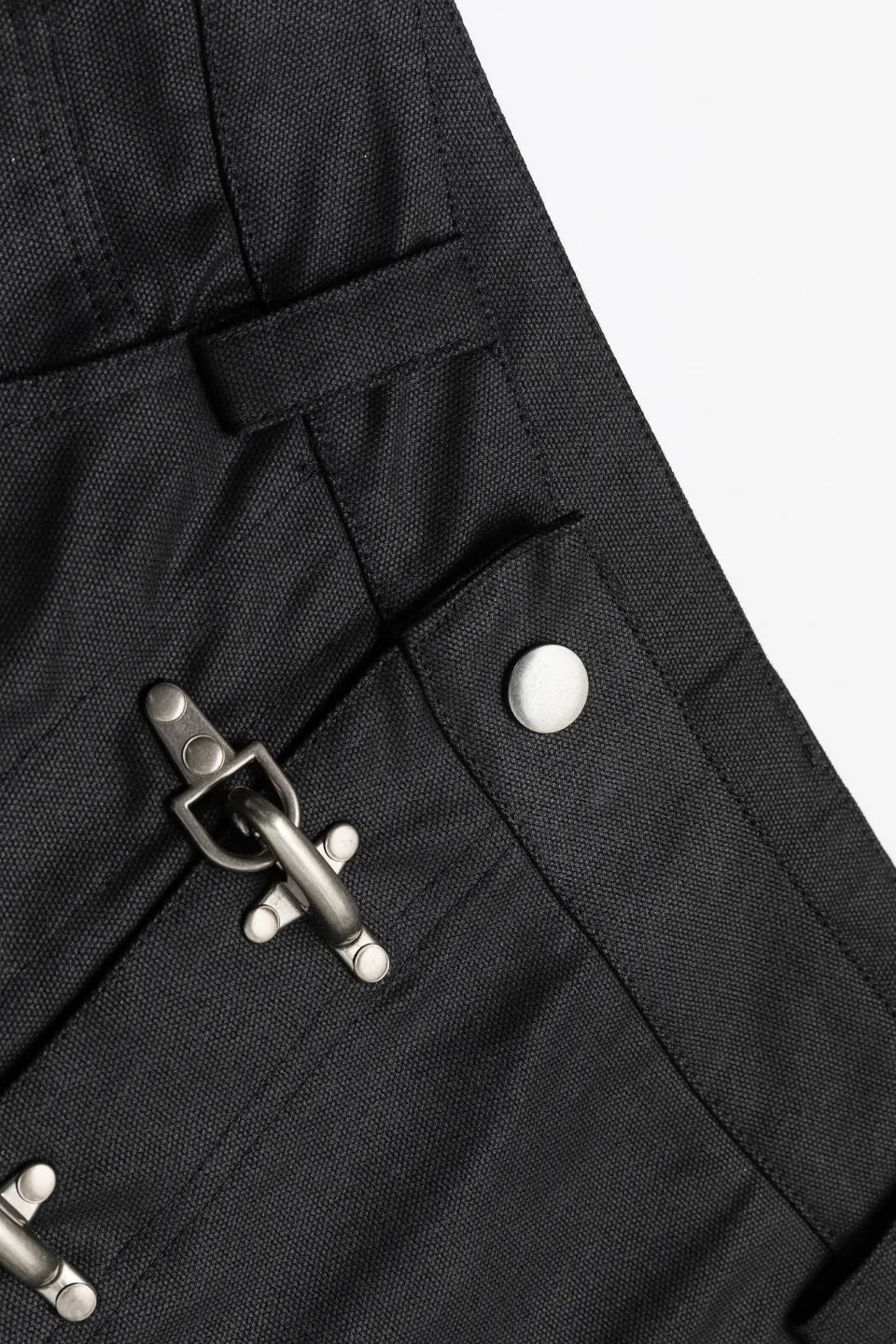 FRKM SCD デニムの詳細。鈍い光沢を放つワックスの質感と、重厚なメタルバックルのディテール