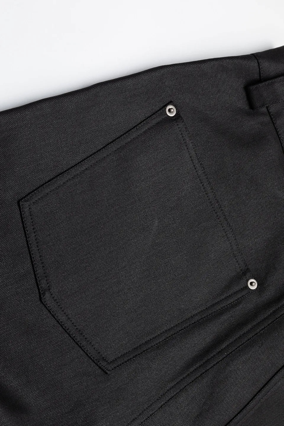 FRKM SCD デニムの詳細。鈍い光沢を放つワックスの質感と、重厚なメタルバックルのディテール