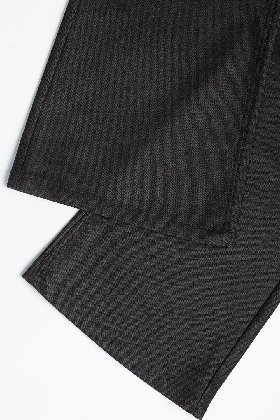 FRKM SCD デニムの詳細。鈍い光沢を放つワックスの質感と、重厚なメタルバックルのディテール