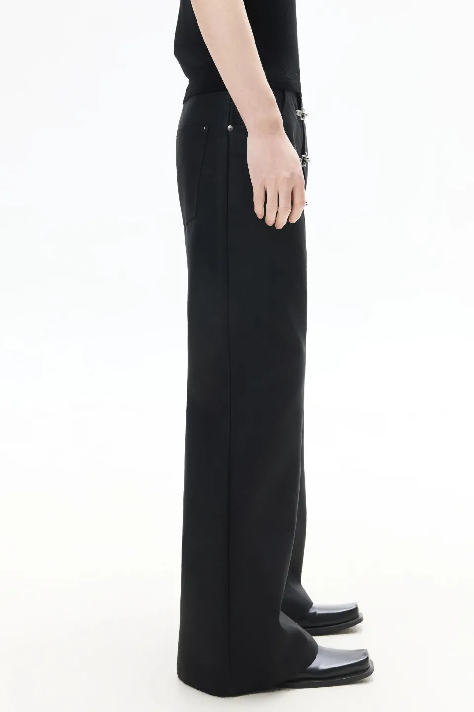 Aviator Buckle Waxed Denim。膝周りに立体感を持たせた、ソリッドで男らしいストレートシルエット