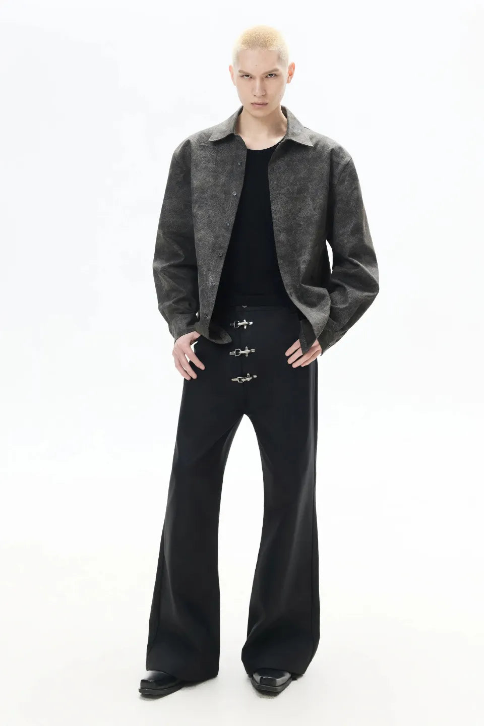 Aviator Buckle Waxed Denim。膝周りに立体感を持たせた、ソリッドで男らしいストレートシルエット