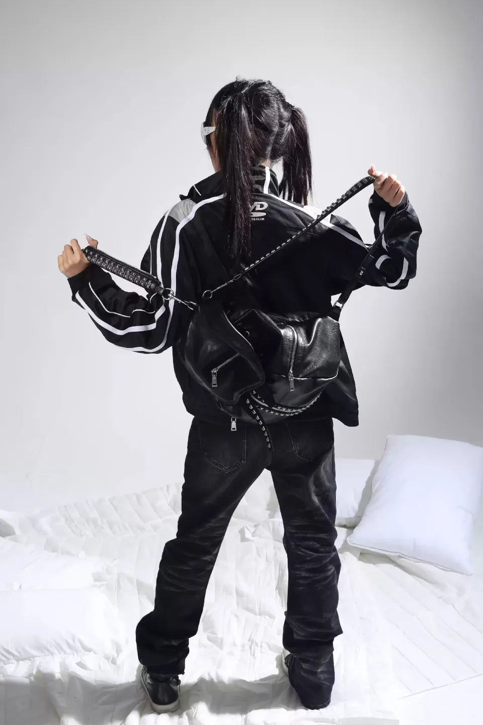 GROUPMAREK ジャケットの詳細。マットなナイロンと光沢のある素材による、コントラストの効いたパネルディテール