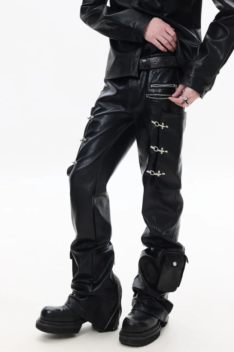 FRKM SCD Bullet Flare Leather Pants - 構築的な切り替えが施されたブラックレザーのワイドフレアパンツ正面