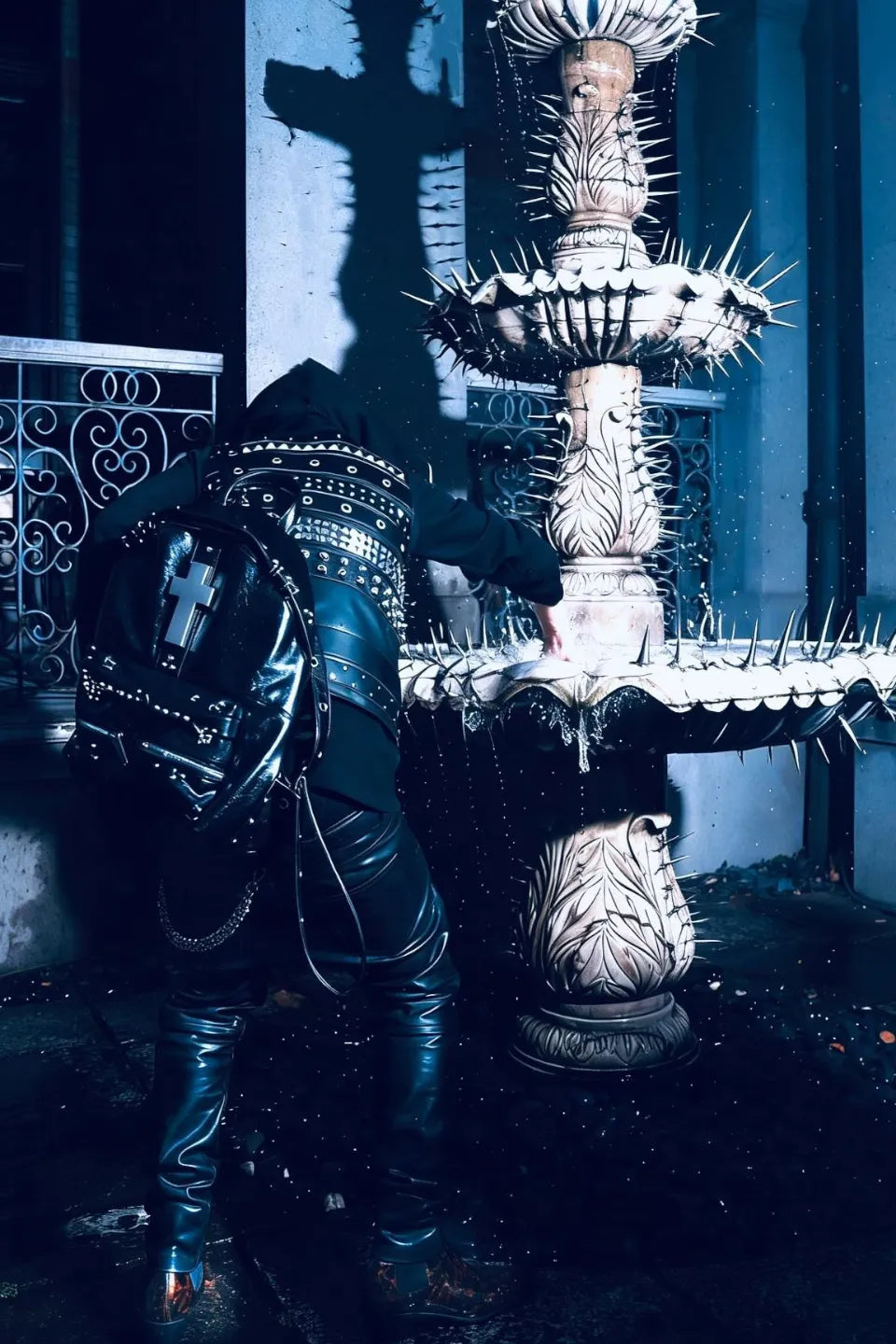 Hardware Backpack。多機能なサイドポケットと、スタッズが打ち込まれたタクティカルなショルダーストラップ