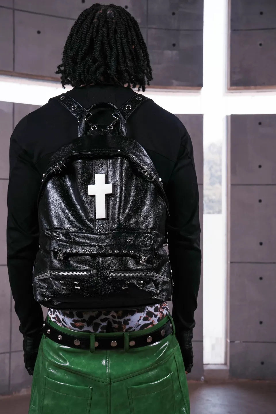 Hardware Backpack。多機能なサイドポケットと、スタッズが打ち込まれたタクティカルなショルダーストラップ