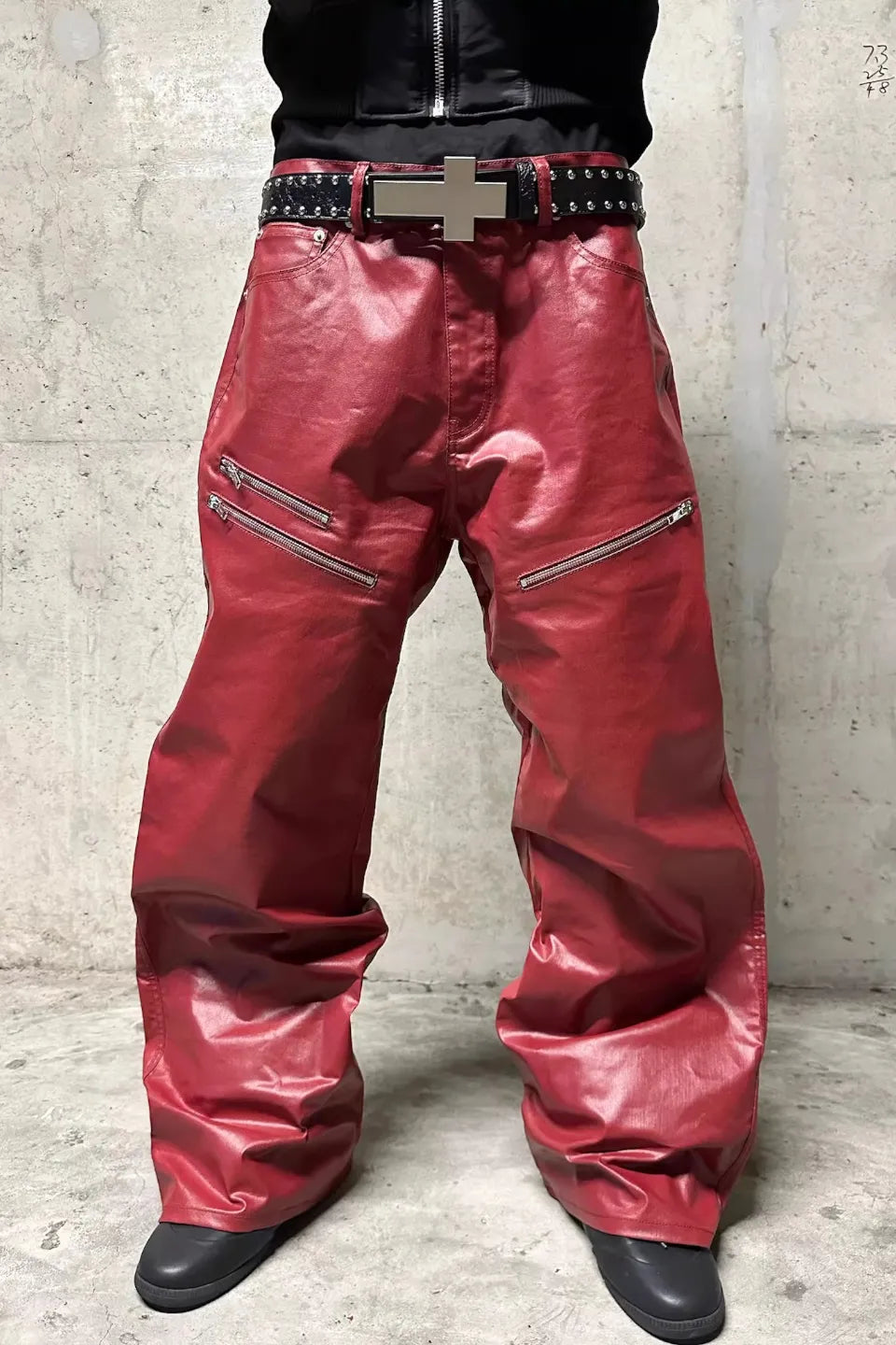 Liquid Metal Red Pants。脚のラインを美しく見せるストレートシルエットと、ウエスト付近のЯЁDロゴのディテール