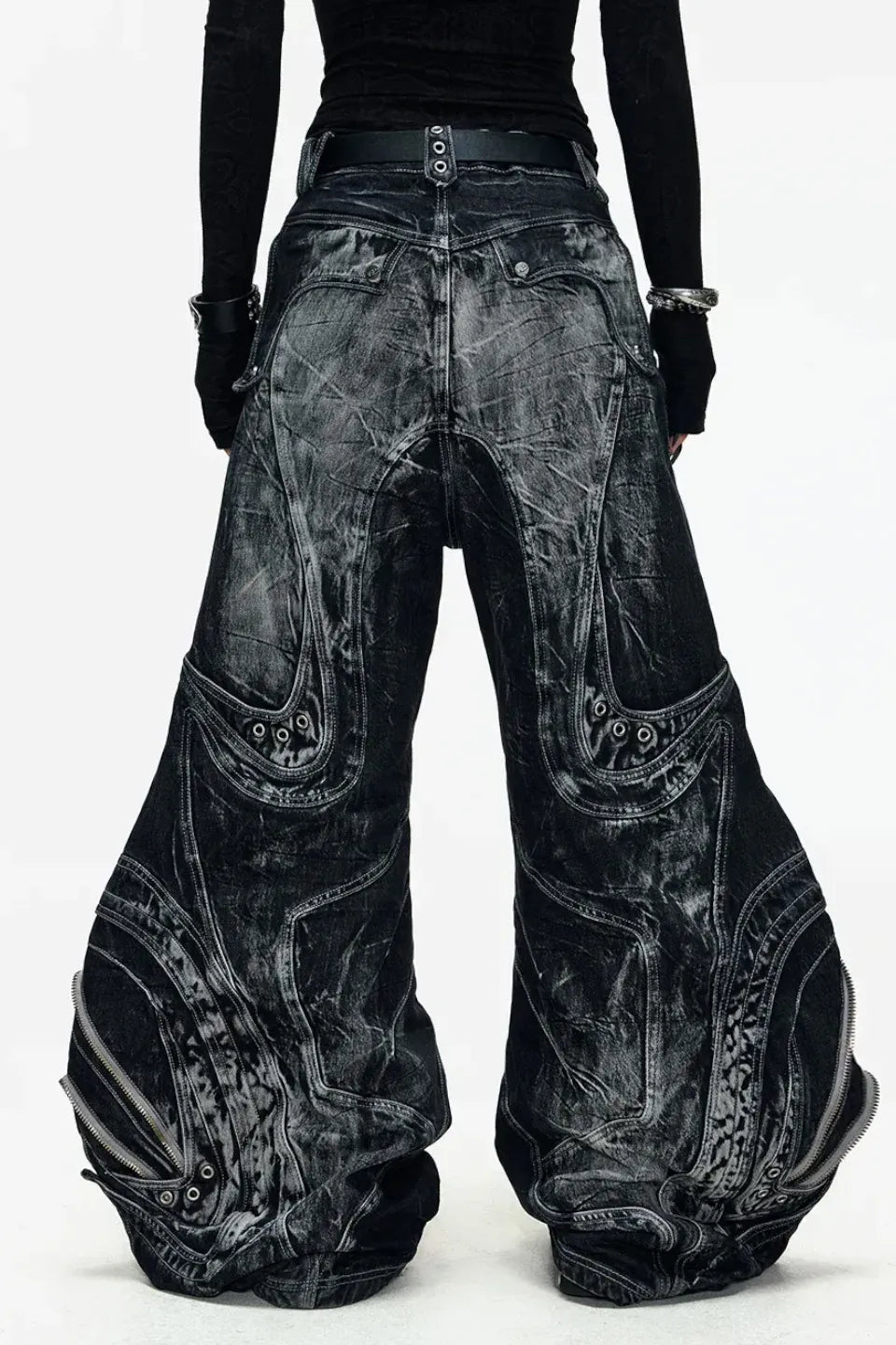 PERSONSOUL Deconstructed Exaggerated Flared Patchwork Jeans - 複雑なパッチワークと裾の劇的な広がりが特徴の解体再構築フレアデニム