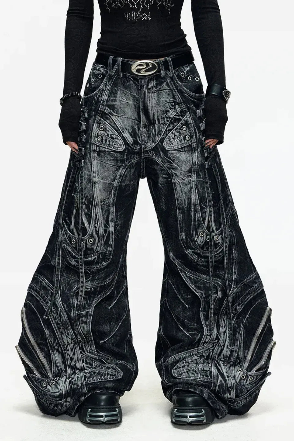 PERSONSOUL Deconstructed Exaggerated Flared Patchwork Jeans - 複雑なパッチワークと裾の劇的な広がりが特徴の解体再構築フレアデニム正面