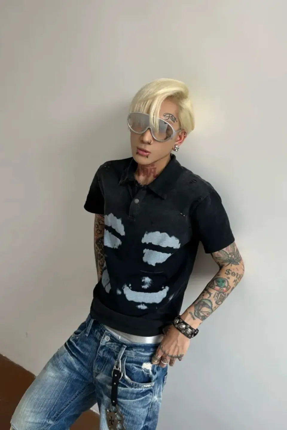 CINDER VEIN Destroyed X Ray Print Polo Shirt - フロントにレントゲン骨格プリントと襟元にダメージ加工を施したブラックポロシャツ