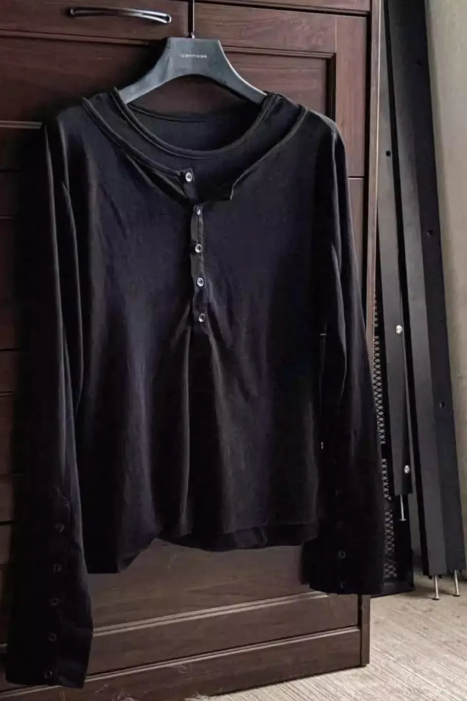 TH4SWE Double Collar Cross Webbing Tee - 首元の二重襟とウェビングテープのクロスデザインが特徴のブラックTシャツ正面