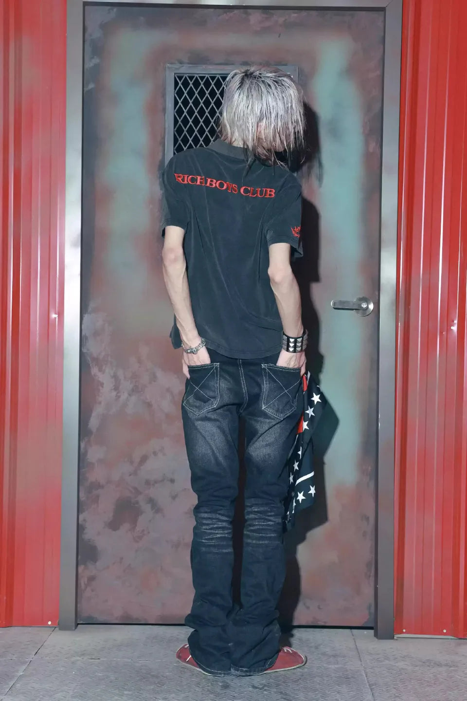 Ghost Scratch Jeans。膝から裾にかけて緩やかに広がる、溜まり感の美しいスリムバギーシルエット