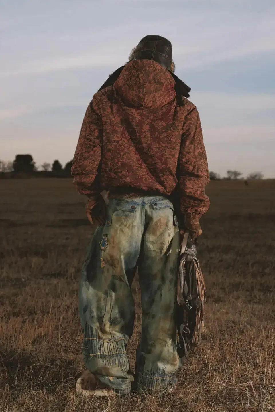 Stain Embroidery Curved Jeans