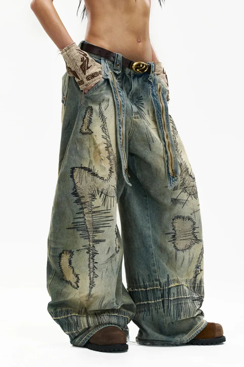 Stain Embroidery Curved Jeans